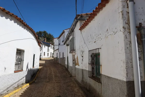 カスタノ ロブレド ウエルバ スペイン 2023年4月2日 アンダルシアの魔法の町 カスタノ ロブレドに白塗りの家のある通り スペインのウエルバ — ストック写真
