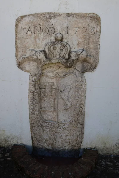 カスタノ ロブレド ウエルバ スペイン 2023年4月2日 アンダルシアの魔法の町 カスタノ ロブレドの泉の泉で1728年の盾 スペインのウエルバ — ストック写真