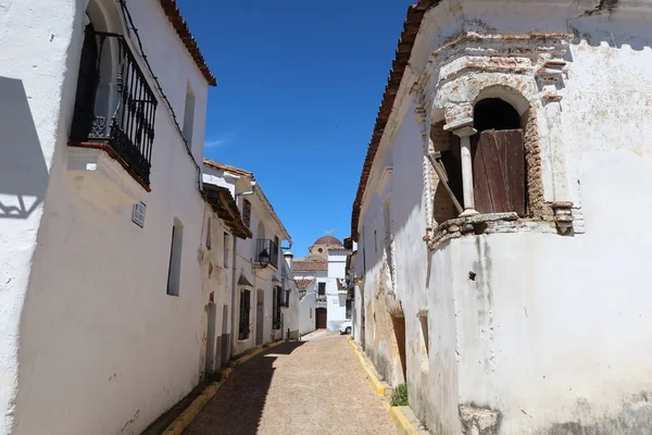 カスタノ ロブレド ウエルバ スペイン 2023年4月2日 アンダルシアの魔法の町 カスタノ ロブレドにある古い白塗りの家 スペインのウエルバ — ストック写真