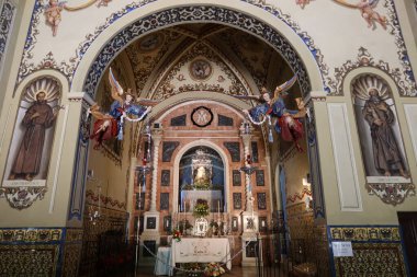 Pena de Arias Montano, Alajar, Huelva, İspanya, 23 Nisan 2023, Meleklerin Kraliçesi Anıtı 'nın dekorasyonu. Arias Montano Kayası, Alajar, Huelva, İspanya