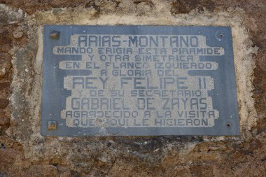 Pena de Arias Montano, Alajar, Huelva, İspanya, 23 Nisan 2023: İkinci Felipe 'nin Pena de Arias Montano, Alajar, Huelva, İspanya' ya yaptığı ziyaretin anısına dikilen plaket