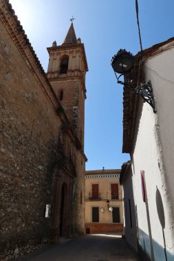 Alajar, Huelva, İspanya, 10 Nisan 2023: San Marcos Kilisesi çan kulesi, Alajar, Huelva, İspanya