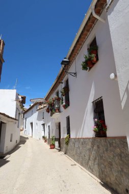 Alajar, Huelva, İspanya, 10 Nisan 2023: San Marcos, Alajar, Huelva, İspanya kilisesinin yanındaki tipik beyaz evler