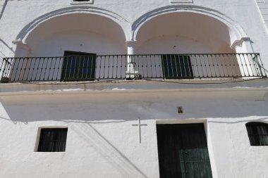 Alajar, Huelva, İspanya, 10 Nisan 2023: Teraslı tipik beyaz ev, Alajar, Huelva, İspanya