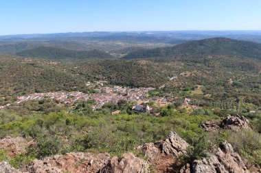 Alajar, Huelva, İspanya, 23 Nisan 2023: Beyaz Alajar köyü, Sierra de Aracena, Huelva, İspanya