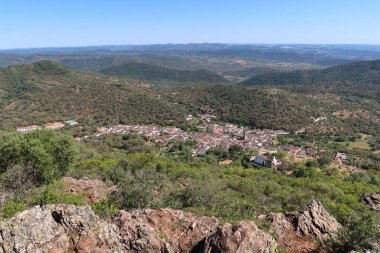 Alajar, Huelva, İspanya, 23 Nisan 2023: Sierra de Aracena 'nın beyaz köyü, 850 metre yükseklikteki dağlar arasında, Huelva, İspanya