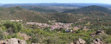 Alajar, Huelva, İspanya, 23 Nisan 2023: Alajar kasabası, Sierra de Aracena 'da 850 metre yükseklikteki dağlar arası panoramik