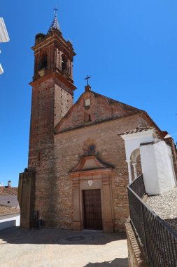 Fuenteheridos, Huelva, İspanya, 26 Nisan 2023: dikey görüş. Fuenteheridos 'un Kutsal Ruhu Kilisesi' nin ana cephesi ve çan kulesi, Huelva, İspanya