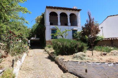 Fuenteheridos, Huelva, İspanya, 26 Nisan 2023: Fuenteheridos, Huelva, İspanya 'da üç kemerli tipik teras