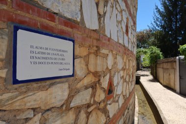 Fuenteheridos, Huelva, İspanya, 26 Nisan 2023: Juan Delgado 'nun şiirleri Murtigas nehrinin doğduğu Paseo de los şairleri, Huelva, İspanya