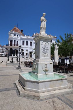 Aracena, Huelva, İspanya, 11 Mayıs 2023: Marques de Aracena Meydanı, Huelva, İspanya 'da Don Julian Romero de la Osa Anıtı