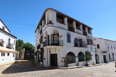 Aracena, Huelva, İspanya, 11 Mayıs 2023 Pozo de la Nieve Caddesi 'ndeki eski bina. Aracena, Huelva, İspanya
