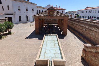 Aracena, Huelva, İspanya, 11 Mayıs 2023: Fuente del awjo, Pozo de la Nieve Caddesi 'nde halk çamaşırhanesi. Aracena, Huelva, İspanya