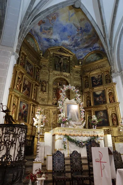 コルテガナ ウエルバ スペイン 2023年5月12日 スペインのウエルバ州コルテガナの魔法のアンダルシアの町でディビーノ サルバドール教会の華やかな主祭壇の垂直ビュー — ストック写真