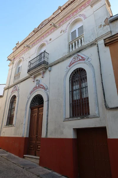 Cortegana Huelva スペイン 2023年5月12日 スペインのHuelvaにあるアンダルシアの魔法の町の邸宅の垂直ビュー — ストック写真