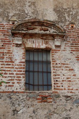 Castano del Robledo, Huelva, İspanya, 24 Mayıs 2023: Castano del Robledo, Huelva 'nın bitmemiş kilisesinin (18. yüzyıl) ön cephesi. İspanya