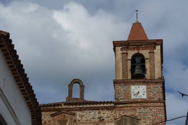 Castano del Robledo, Huelva, İspanya, 24 Mayıs 2023: Endülüs 'ün büyülü kasabası Castano del Robledo, İspanya, Huelva' da Santiago el Mayor kilisesinin çan kulesi