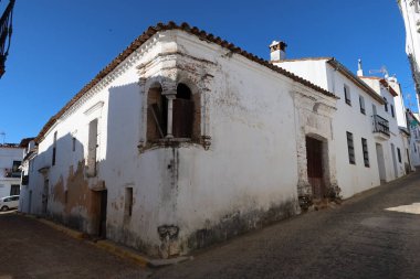 Castano del Robledo, Huelva, İspanya, 15 Nisan 2023: Endülüs 'ün büyülü şehri Castano del Robledo, Huelva, İspanya