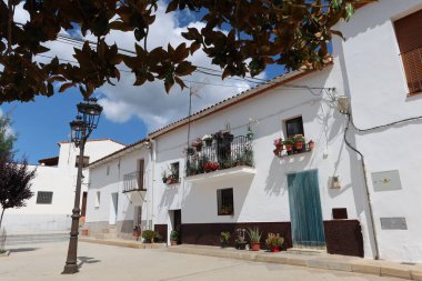 Las Chinas, Galaroza, Huelva, İspanya, 3 Haziran 2023: Galaroza, İspanya yakınlarındaki Las Chinas köyünde beyaz boyanmış evler