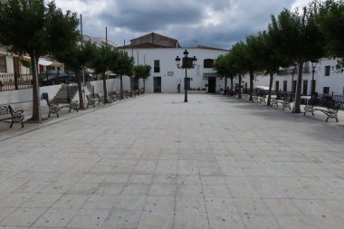 Galaroza, Huelva, İspanya, 3 Haziran 2023: Plaza de los Alamos Galaroza, Huelva, İspanya