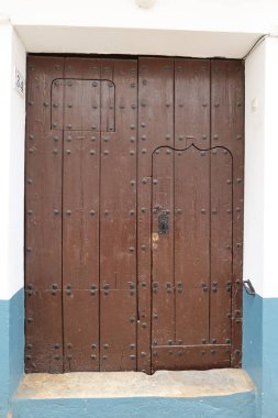 Galaroza, Huelva, İspanya, 3 Haziran 2023: Galaroza, Huelva, İspanya 'da bir evin ahşap kapısı