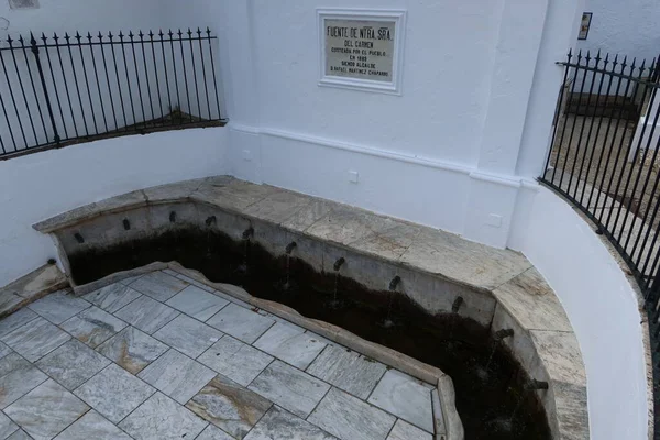 Galaroza, Huelva, İspanya, 3 Haziran 2023: Galaroza, Huelva, İspanya 'da 12 oluklu Nuestra Senora del Carmen çeşmesi