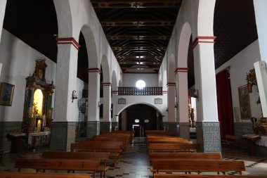 Aracena, Huelva, İspanya, 12 Haziran 2023: Nuestra Senyora del Carmen Kilisesi 'nin genel görüşü. 16. yüzyılın binası, 17. yüzyıl. Aracena, Huelva, İspanya