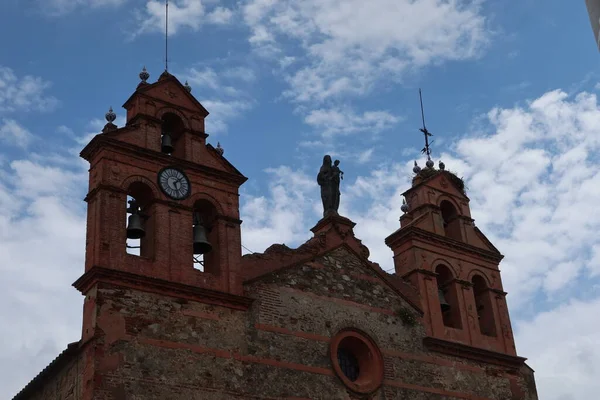 Aracena Huelva スペイン 2023年6月12日 ヌエストラ セノーラ カルメン教会の16世紀 17世紀の建物の屋根の上にある聖母マリアのBelfriesと画像 Aracena Huelva — ストック写真