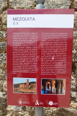 Almonaster la Real, Huelva, İspanya, 21 Haziran 2023: 10. yüzyıl Almonaster la Real camiinin yanındaki aydınlatıcı poster. Huelva, İspanya