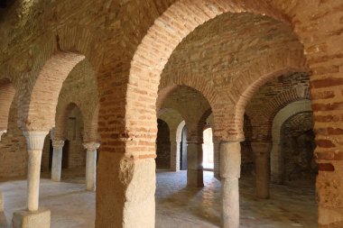 Almonaster la Real, Huelva, İspanya, 21 Haziran 2023: X yüzyıl Almonaster la Real camisinin haram veya dua odasının iç kemerleri. Huelva, İspanya