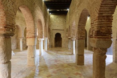 Almonaster la Real, Huelva, İspanya, 21 Haziran 2023: Mihrab ve 10. yüzyıl Almonaster la Real camiinin merkez dua odasının kemerleri. Huelva, İspanya