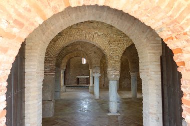 Almonaster la Real, Huelva, İspanya, 21 Haziran 2023: 10. yüzyıl Almonaster la Real camiinin kemerleri ve sütunları. Huelva, İspanya