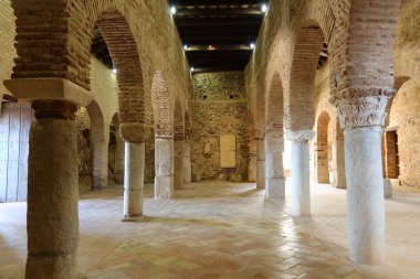 Almonaster la Real, Huelva, İspanya, 21 Haziran 2023: 10. yüzyıl Almonaster la Real camiinin birinde Roma başkenti ile birlikte sütunlar. Huelva, İspanya