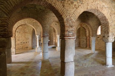 Almonaster la Real, Huelva, İspanya, 21 Haziran 2023: 10. yüzyıl Almonaster la Real camisinin tuğla kemerleri ve taş sütunları. Huelva, İspanya