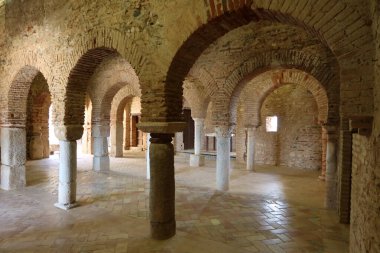 Almonaster la Real, Huelva, İspanya, 21 Haziran 2023: X yüzyıl Almonaster la Real camisinin dua odası. Huelva, İspanya