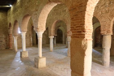 Almonaster la Real, Huelva, İspanya, 21 Haziran 2023: 10. yüzyıl Almonaster la Real camii içindeki dua odası. Huelva, İspanya