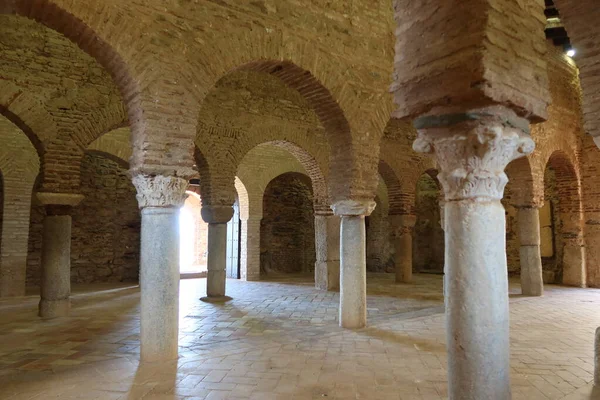 Almonaster la Real, Huelva, İspanya, 21 Haziran 2023: 10. yüzyıl Almonaster la Real Camii 'nin dua odasında Roma başkentleriyle birlikte sütunlar. Huelva, İspanya