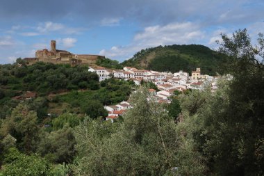 Almonaster la Real, Huelva, İspanya, 21 Haziran 2023: Sierra de Aracena, İspanya 'da cami, boğa güreşi ve Almonaster la Real köyü
