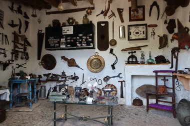 Almonaster la Real, Huelva, İspanya, 21 Haziran 2023: Carlos 'tan eski eşyalar koleksiyonu, Almonaster la Real, Sierra de Aracena, Huelva, İspanya