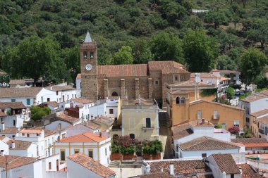 Almonaster la Real, Huelva, İspanya, 21 Haziran 2023: San Martin Kilisesi Almonaster la Real, Sierra de Aracena, Huelva, İspanya