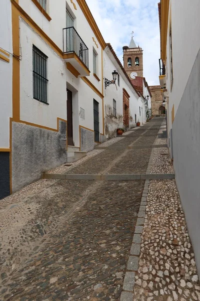 Almonaster Real Huelva Španělsko Června 2023 Dlážděná Ulice Kostelem Vrcholu — Stock fotografie