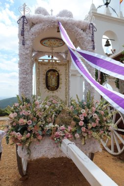 Pena de Arias Montano, Alajar, Huelva, İspanya, 8 Eylül 2023 La Pena de Arias Montano 'daki Bakire Kraliçe' nin haccında birçok çiçekle birlikte süzül.