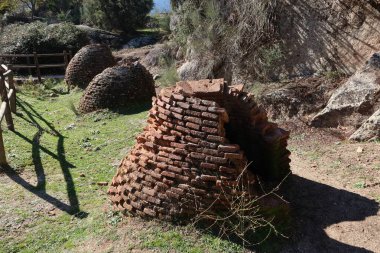 El Burguillo Reservoir, Avila, İspanya, 13 Kasım 2023: El Burguillo Reservoir, İspanya 'da küçük çam sakızı fırınları