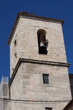 Varsayım Kilisesi, Cadalso de los Vidrios, Madrid, İspanya, 18 Kasım 2023: Dikey Bakış. Assumption Kilisesi 'nin çan kulesi (16. yüzyıl). Cadalso de los Vidrios, Madrid, İspanya