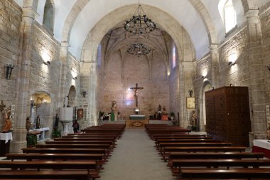 Varsayım Kilisesi, Cadalso de los Vidrios, Madrid, İspanya, 18 Kasım 2023: Varsayım Cemaati Kilisesi 'nin genel görüşü (16. yüzyıl). Cadalso de los Vidrios, Madrid, İspanya