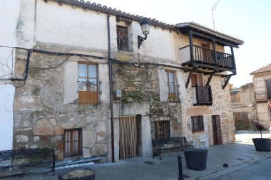 Cadalso de los Vidrios, Madrid, İspanya, 18 Kasım 2023: Cadalso de los Vidrios, İspanya 'da eski evler