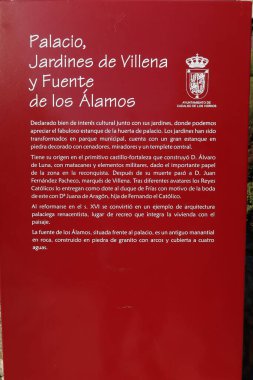 Cadalso de los Vidrios, Madrid, İspanya, 18 Kasım 2023: Cadalso de los Vidrios Villena Sarayı 'nın yanındaki bilgi tabelası