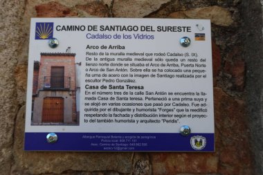 Cadalso de los Vidrios, Madrid, İspanya, 18 Kasım 2023: Camino de Santiago 'nun bilgilendirici işareti.