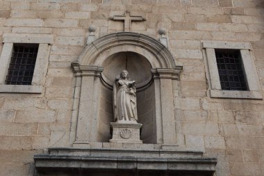 Cebreros, Avila, İspanya, 28 Kasım 2023: Santiago Apostol Kilisesi 'nin ana kapısında 16. yüzyılda İspanya' nın Avila kentindeki Cebreros kasabasında yapılan heykel