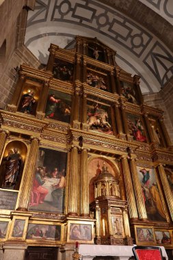 Cebreros, Avila, İspanya, 28 Kasım 2023: 16. yüzyılda İspanya 'nın Avila kentindeki Cebreros kasabasında Santiago Apostol Kilisesi' nin sunağının ayrıntıları